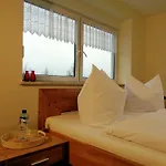 Gaestehaus Schiemann 여관 테테로프